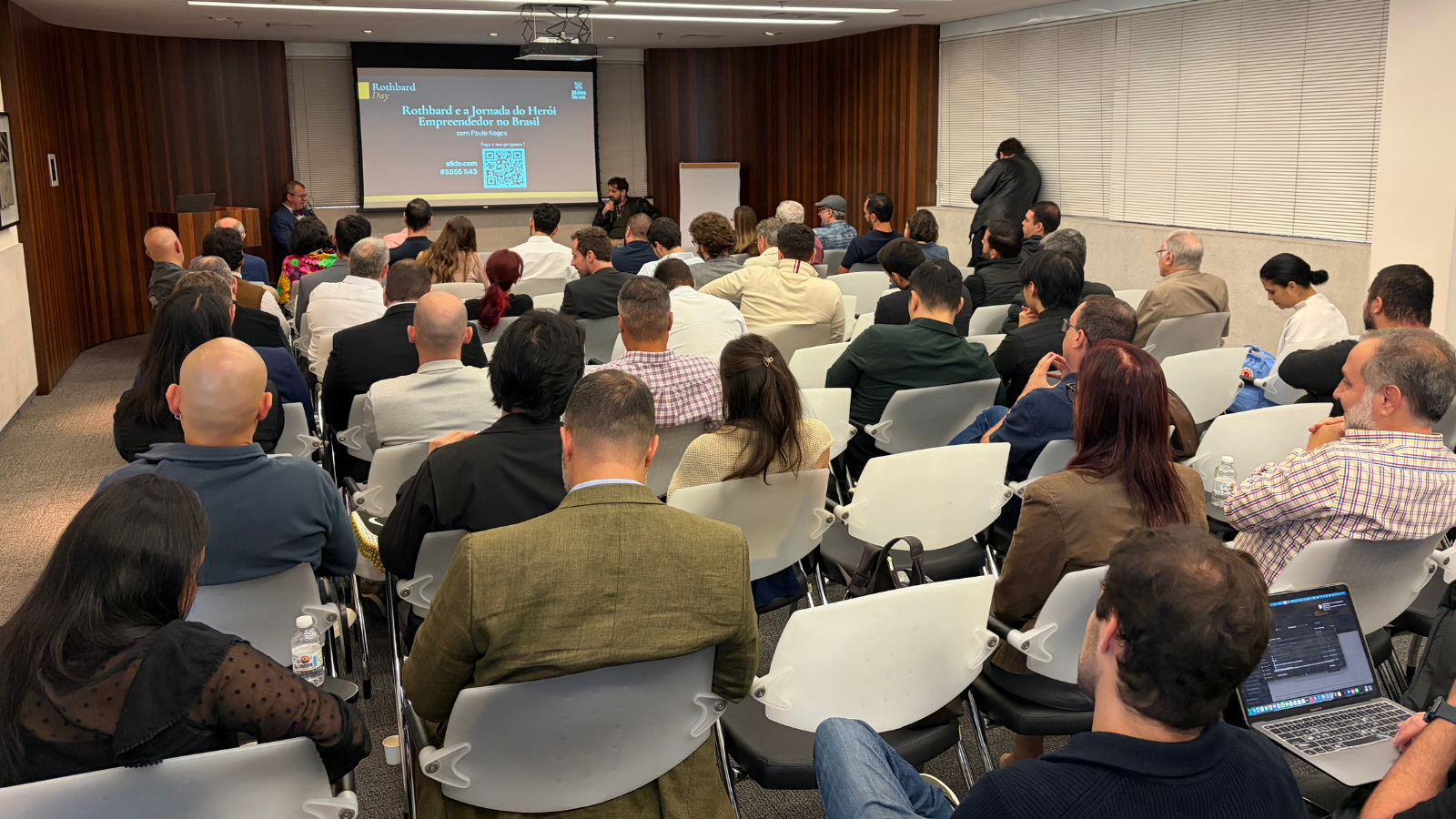 Auditório do Rothbard Day com apresentação em tela