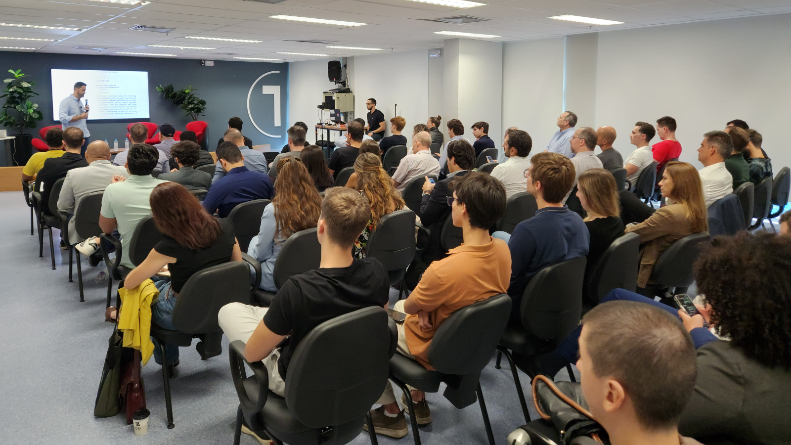 Alunos em sala de aula durante aula da PGEA