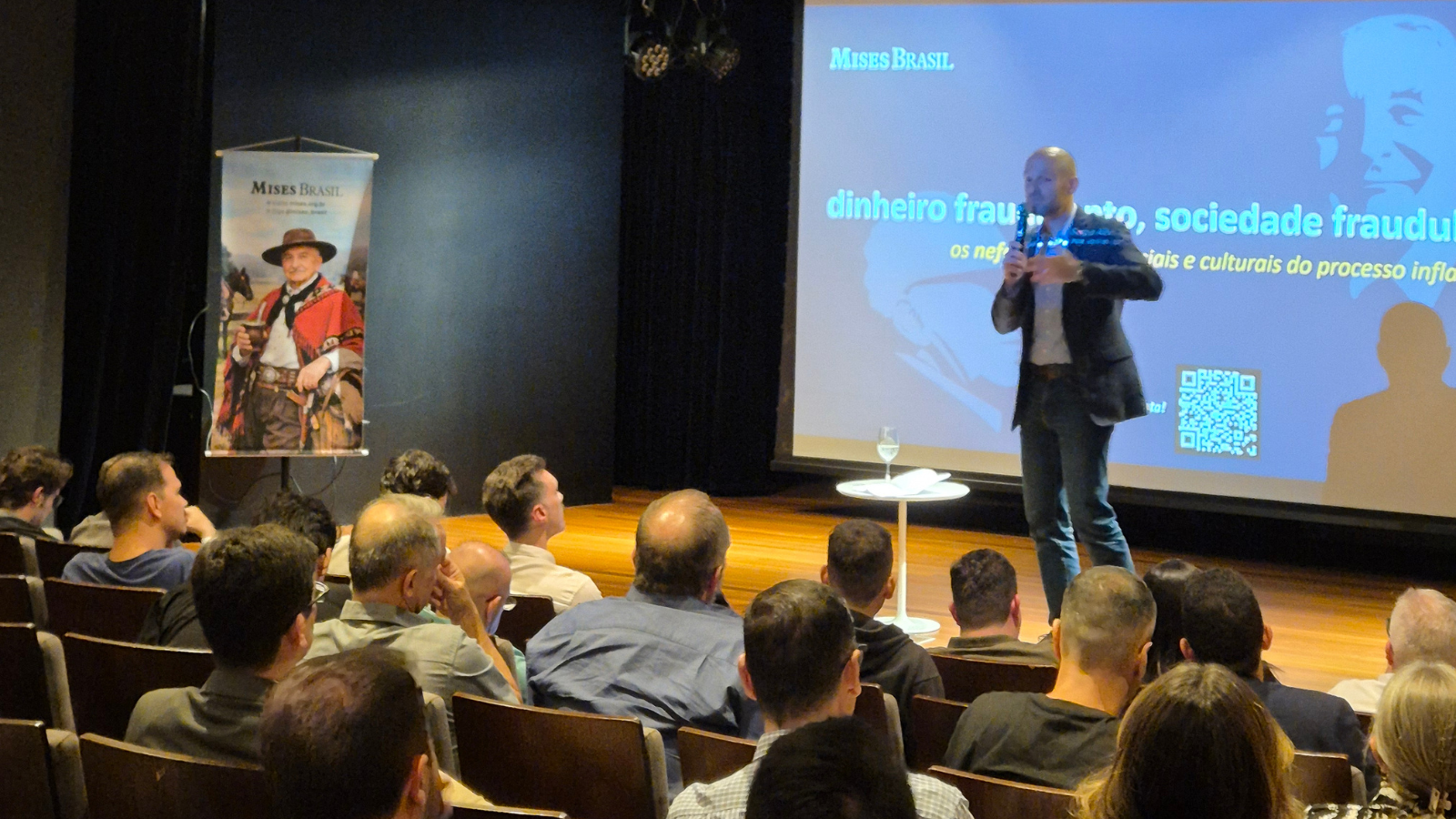 Palestra do Instituto Mises Brasil para plateia atenta